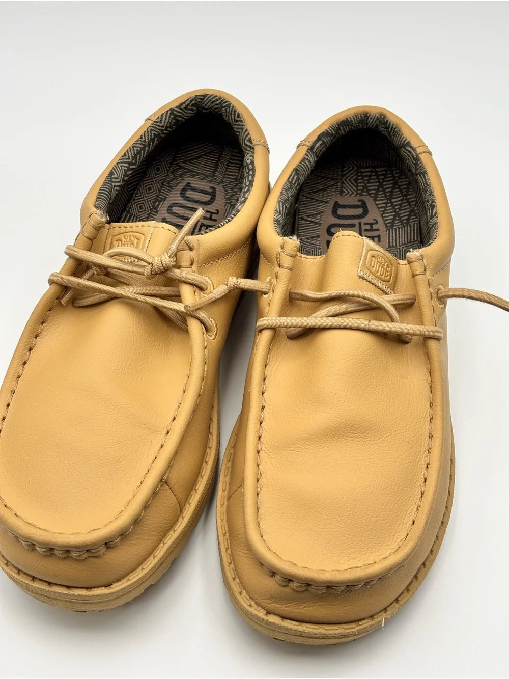 Hey Dude Wally Mono Leather Tan Slip-on Loafers Comfortable Light-Weight Size 4